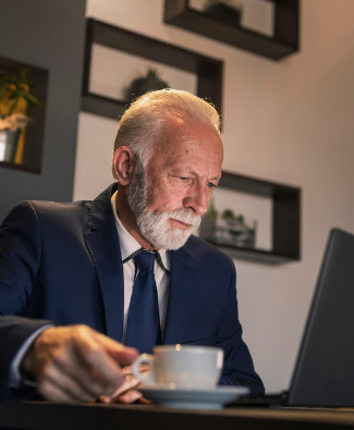 Dirigeant captivé par la lecture d'un contenu digital